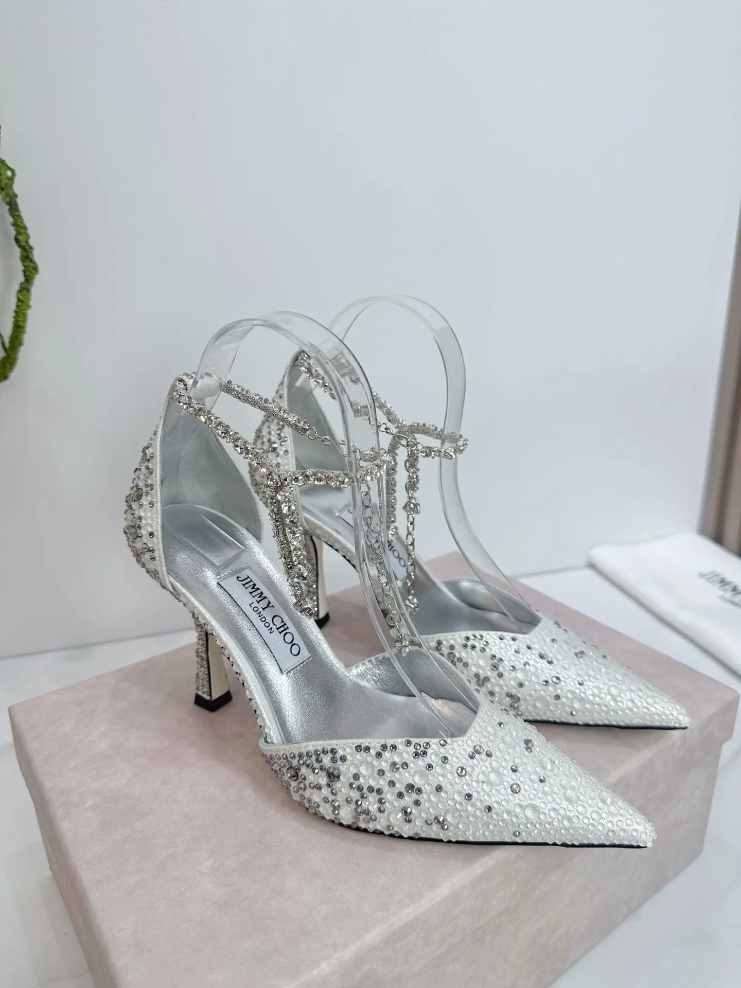 👟👟Ex-factory price 820👟👟 JIMMY CHOO (Jimmy CHOO) 💝💝💝 is a very comprehensive noble fashion lifestyle brand, with a series of women's high-heeled, medium-heeled, flat-heeled sandals with the same strap from major fashion bloggers and celebrities in Hong Kong and the United States.  The Australian pointed toe, round toe and square toe series are simply beautiful. Fall in love with elegance and playful sense of the future. Just by looking at them, you want to own them immediately, but you can really think about a pair of exquisite high heels~~~~~~~~~~~~~~~~~ 💝This series is specially designed for extraordinary and indifferent ladies, thus creating a unique overall effect, Jimmy Choo Design products that inspire women to move forward and show their charm💝💝💝 1⃣️Material: Imported silk hot diamond 2⃣️Inner: Imported Italian lambskin, super soft and delicate 3⃣️Outsole: Imported Italian original original color genuine leather injection molded outsole Heel height 8.5 4⃣️Code number: 35 to 39 (34.40.41.42. Customized)